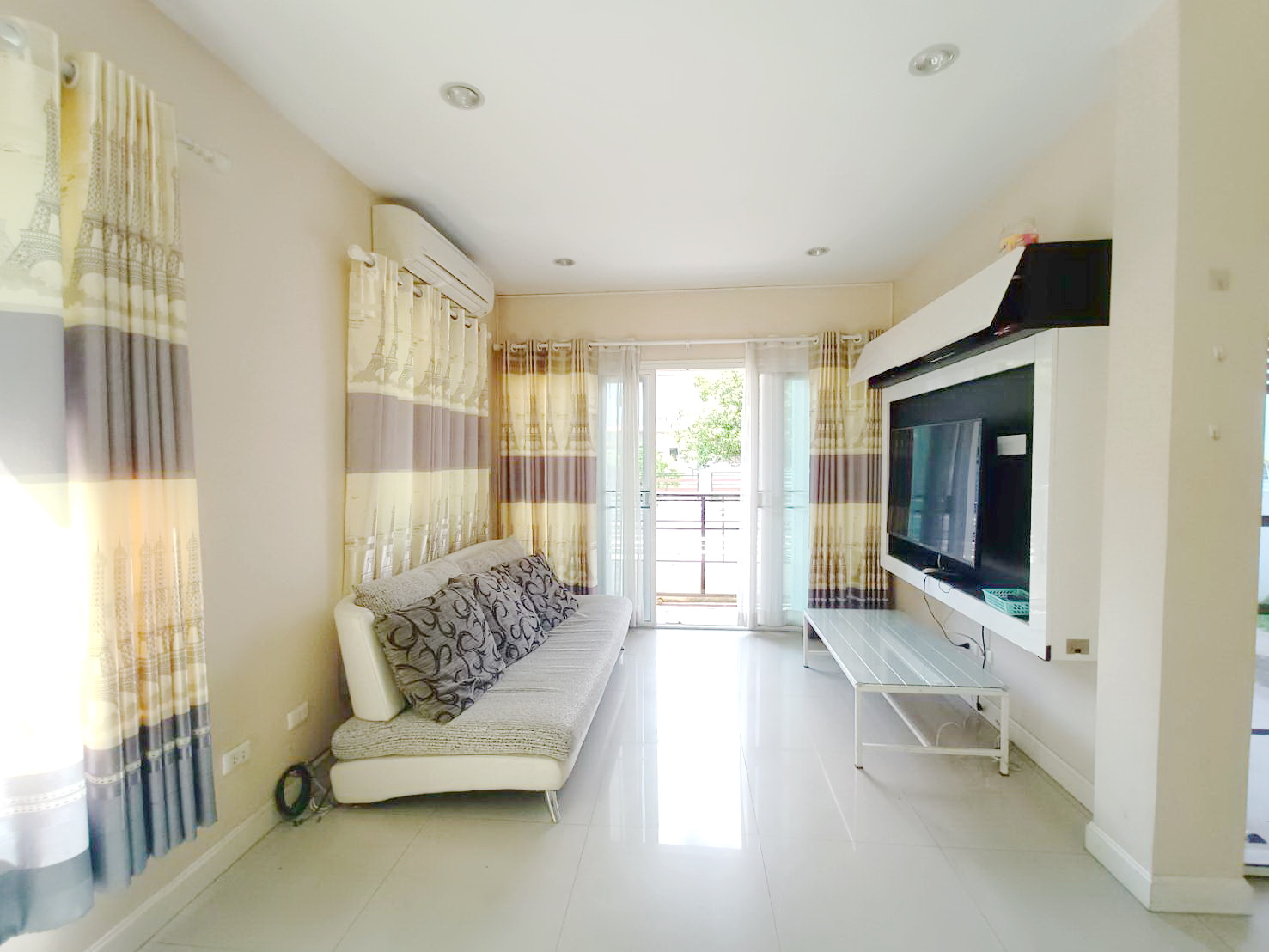 R0585 Twostorey detached house for rent (Urbana 1 ) with fully